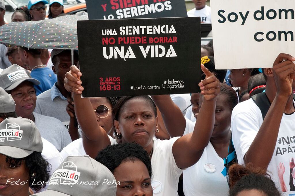 Pero no se trata tan solo de comportamientos individuales motivados por los prejuicios y la ignorancia. Se trata de políticas de los gobiernos que convierten la discriminación en un crimen de Estado.