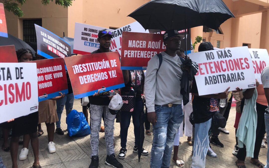Movimiento Reconocido protesta frente al Palacio Nacional y denuncia persistencia de la apatridia a 12 años de la Ley 169-14